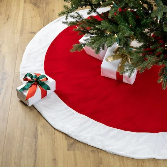 Northlight 5ft. Red & White Velvet Christmas Tree Skirt 6 Northlight 5ft. Red & White Velvet Christmas Tree Skirt - Image 4