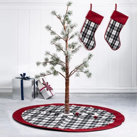 Glitzhome® Black & White Plaid Stockings & Tree Skirt Set 5 Glitzhome® Black & White Plaid Stockings & Tree Skirt Set - Image 3