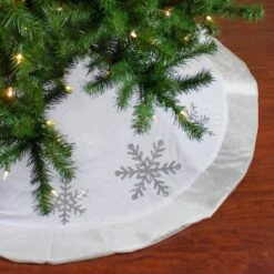 Northlight 48" White And Silver Embroidered Sequin Snowflakes Tree Skirt 7 Northlight 48" White And Silver Embroidered Sequin Snowflakes Tree Skirt -Holiday Glow D491634S 2